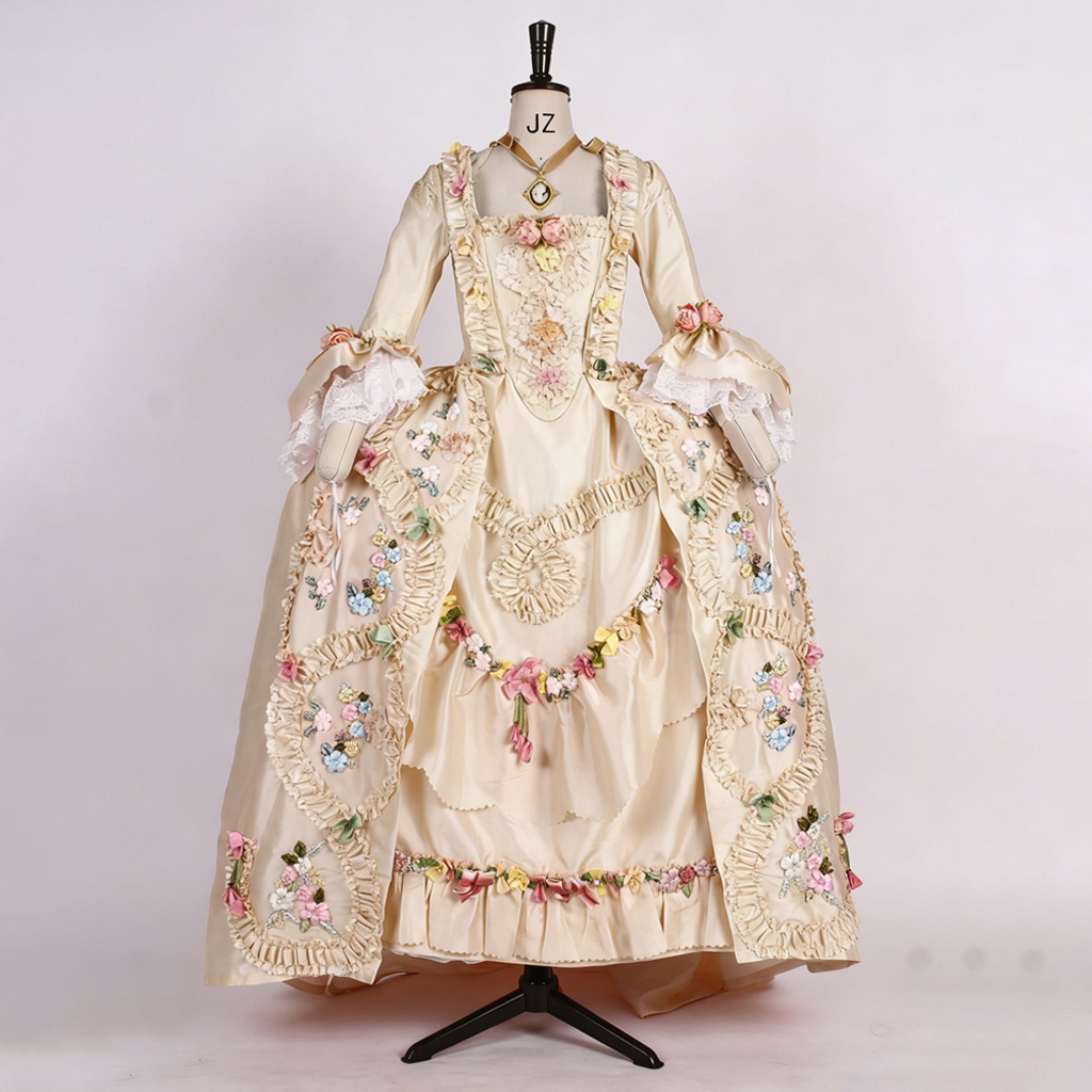 Evening Gown - فستان على الطراز الفرنسي من القرن